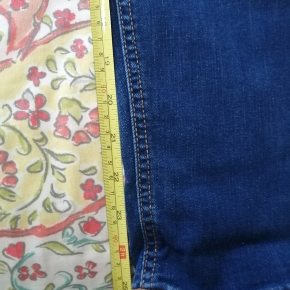 Old Navy Boyfriend Skinny Jeans - Picture 9 of 10